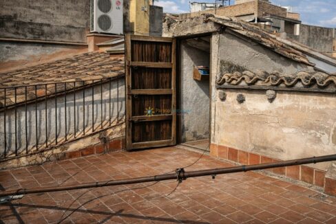 Terraza antigua con sombras y detalles