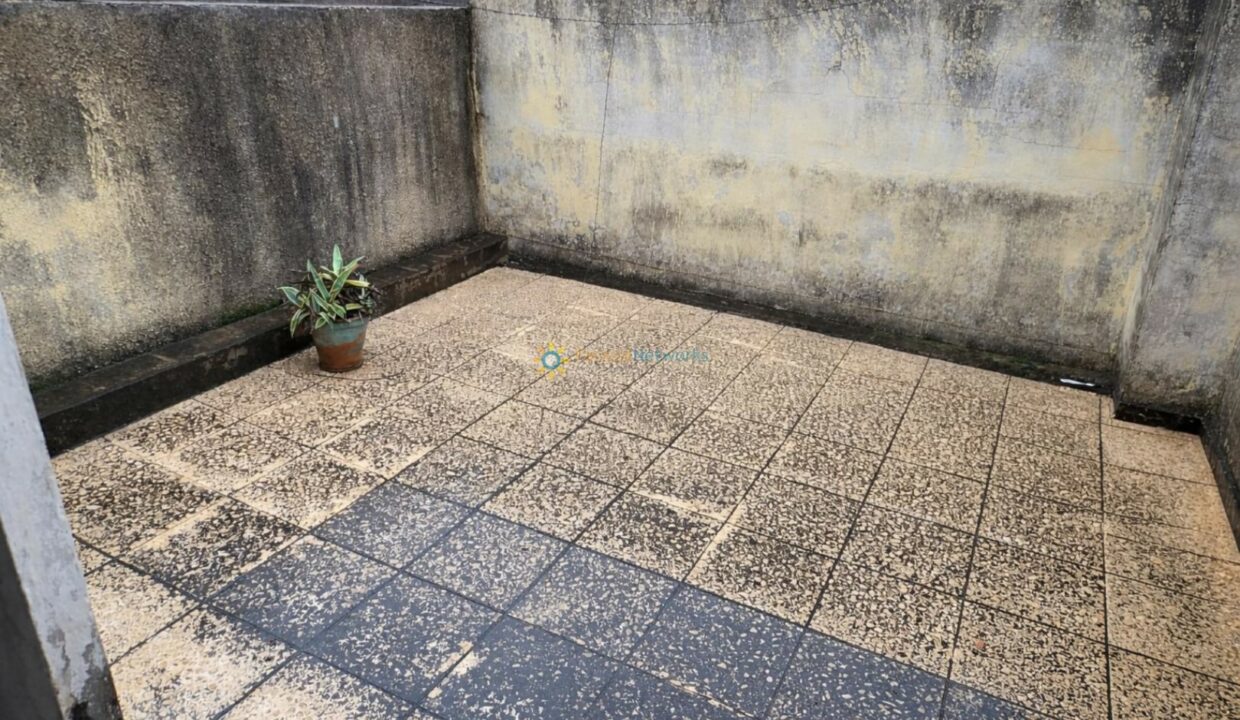 Terraza con baldosas recién limpiadas
