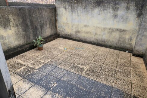 Terraza con baldosas recién limpiadas