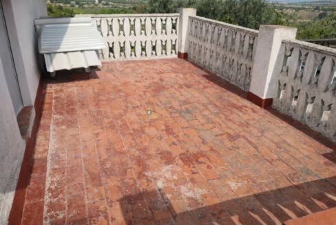 Terraza con balustradas y viñedos