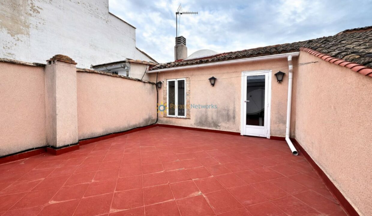 Terraza con suelos de terracota y detalles arquitectónicos