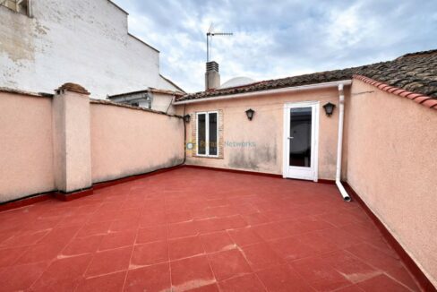 Terraza con suelos de terracota y detalles arquitectónicos