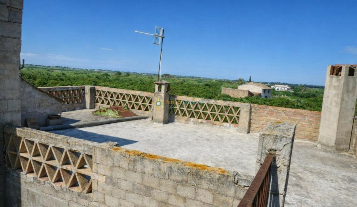 Terraza en construcción con paisaje verde(2)