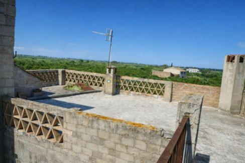 Terraza en construcción con paisaje verde(2)