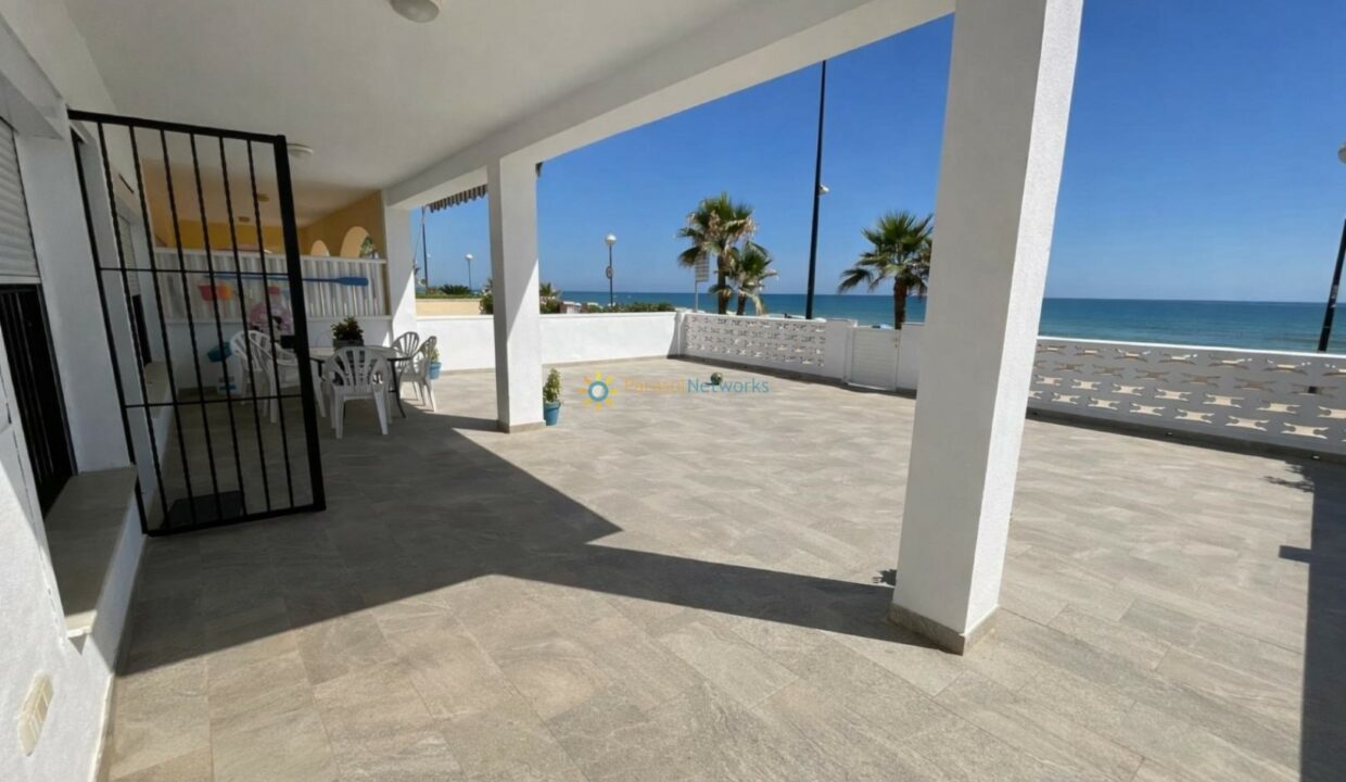 Terraza junto al mar y sol