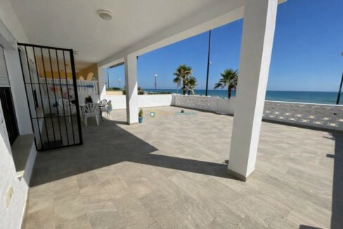 Terraza junto al mar y sol