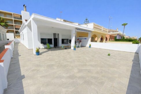 Terraza luminosa de villa mediterránea