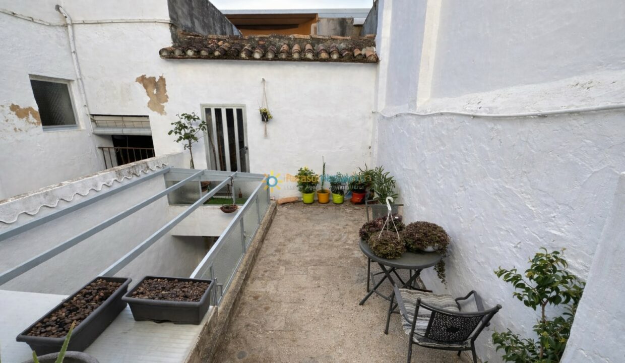 Terraza mediterránea al atardecer