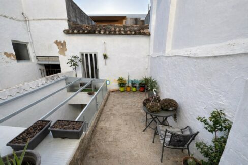 Terraza mediterránea al atardecer