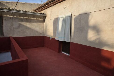 Terraza mediterránea al atardecer