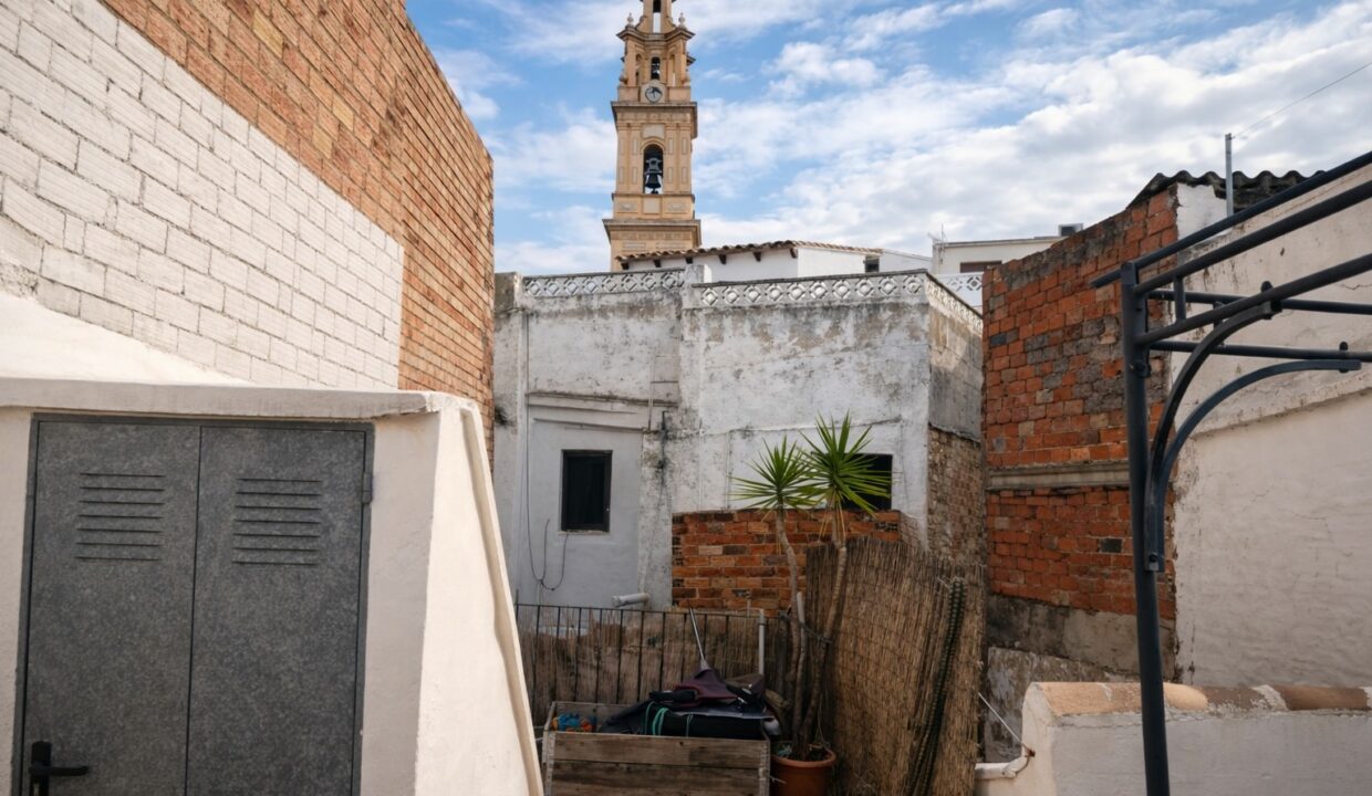 Terraza mediterránea con torre campanario