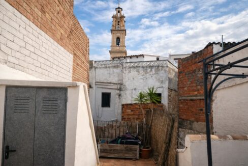 Terraza mediterránea con torre campanario