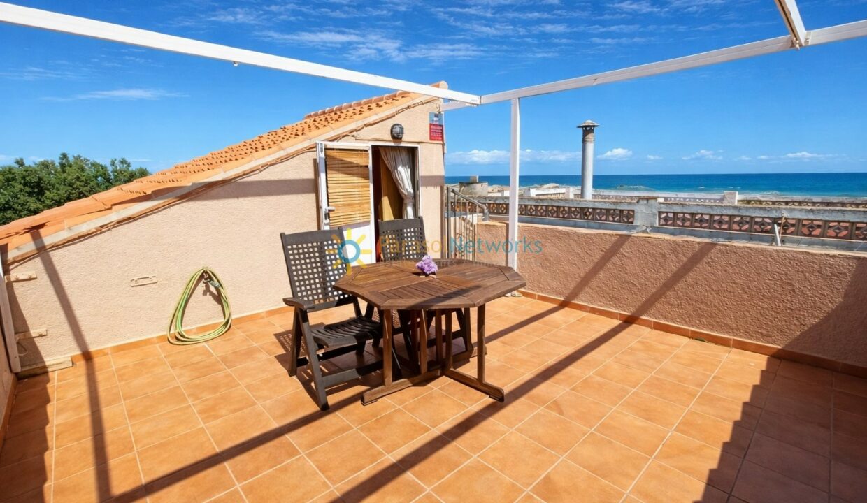 Terraza mediterránea con vistas al mar