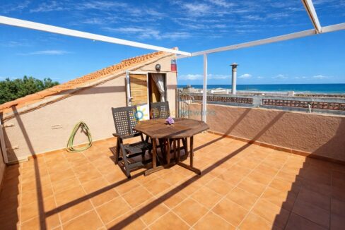 Terraza mediterránea con vistas al mar