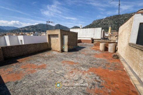 Terraza mediterránea con vistas al pueblo