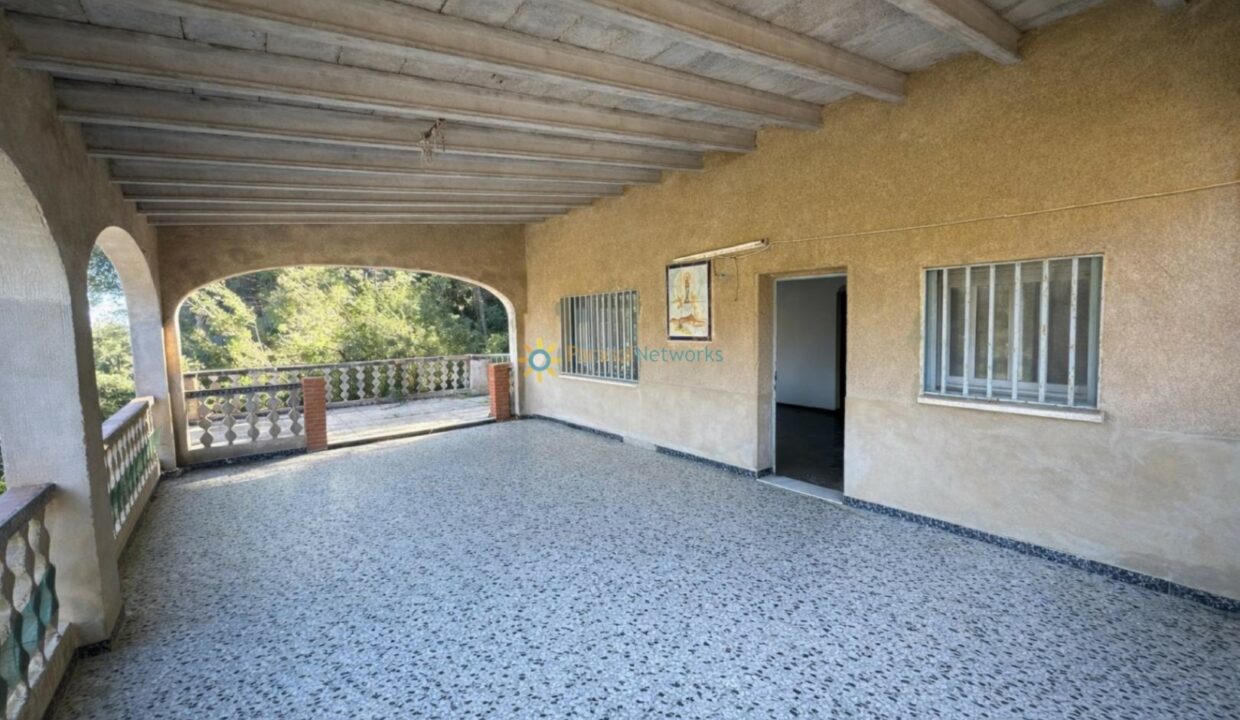 Terraza mediterránea con vistas verdes