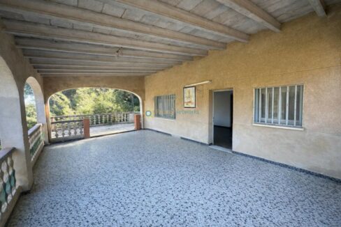 Terraza mediterránea con vistas verdes