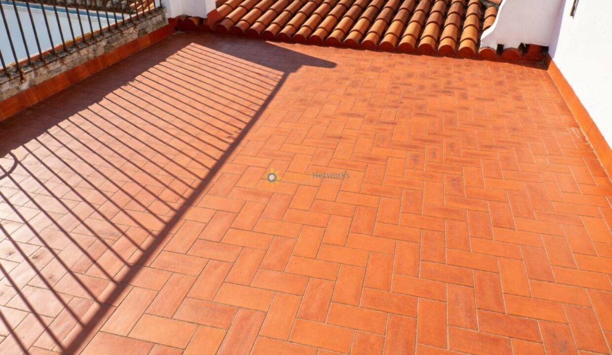 Terraza soleada con baldosas de terracota