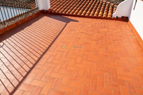 Terraza soleada con baldosas de terracota
