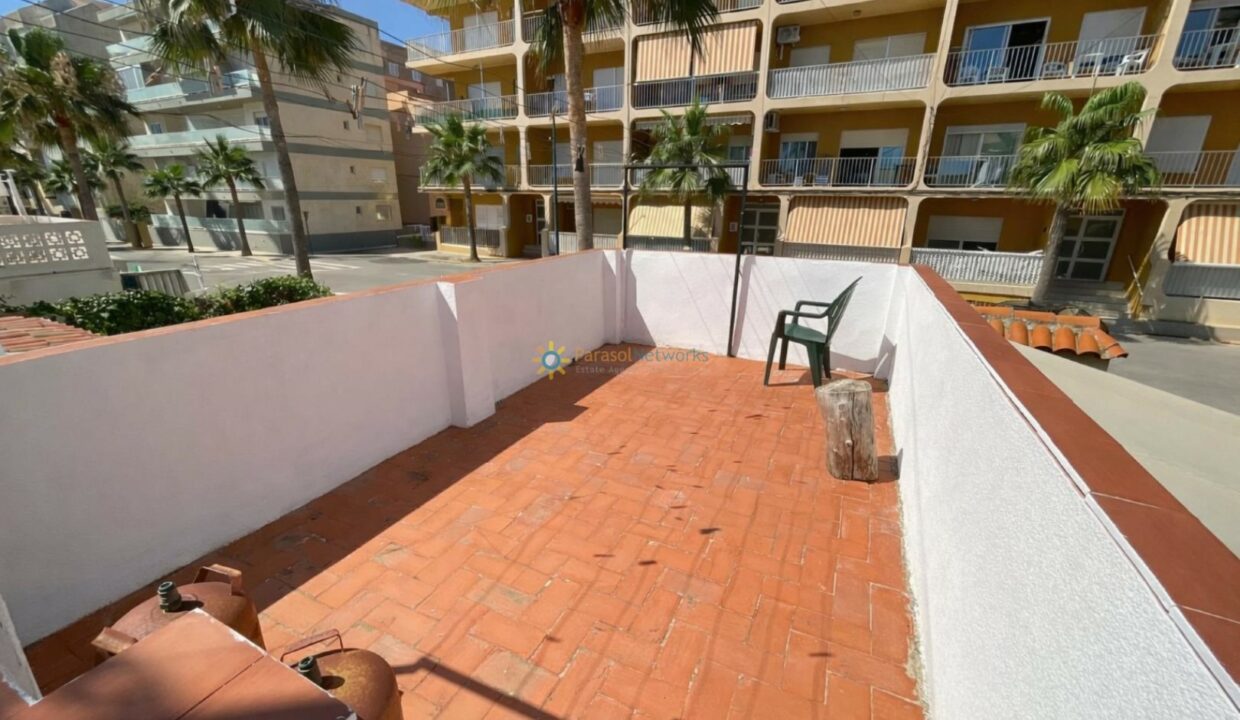 Terraza soleada con vista urbana