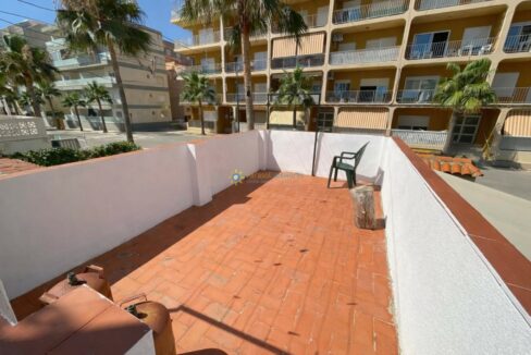 Terraza soleada con vista urbana