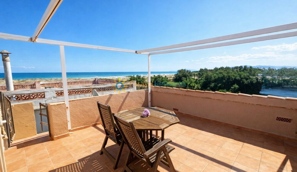 Terraza soleada con vistas al mar