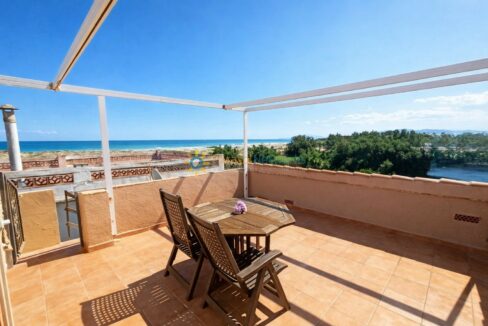 Terraza soleada con vistas al mar