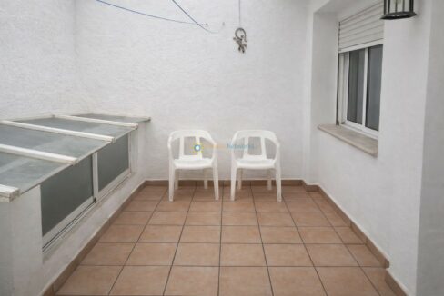 Terraza tranquila con suelo de terracota