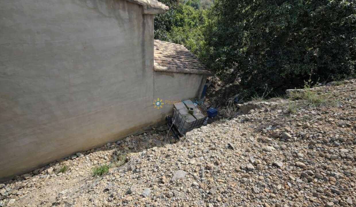 Terreno inclinado junto a edificio antiguo