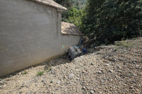 Terreno inclinado junto a edificio antiguo