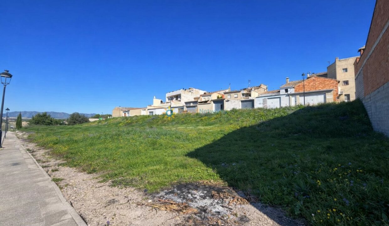 Tierra verde y casas mediterráneas