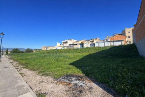 Tierra verde y casas mediterráneas