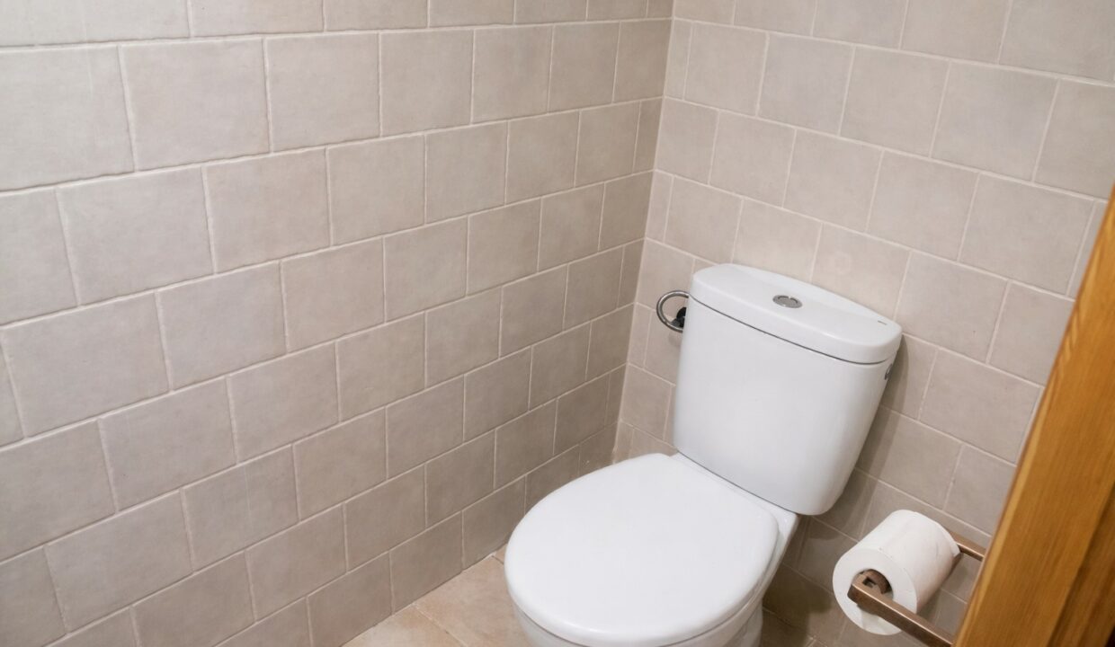 Toilet blanco en baño luminoso