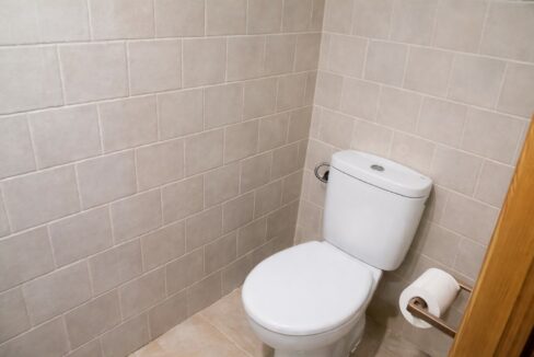 Toilet blanco en baño luminoso