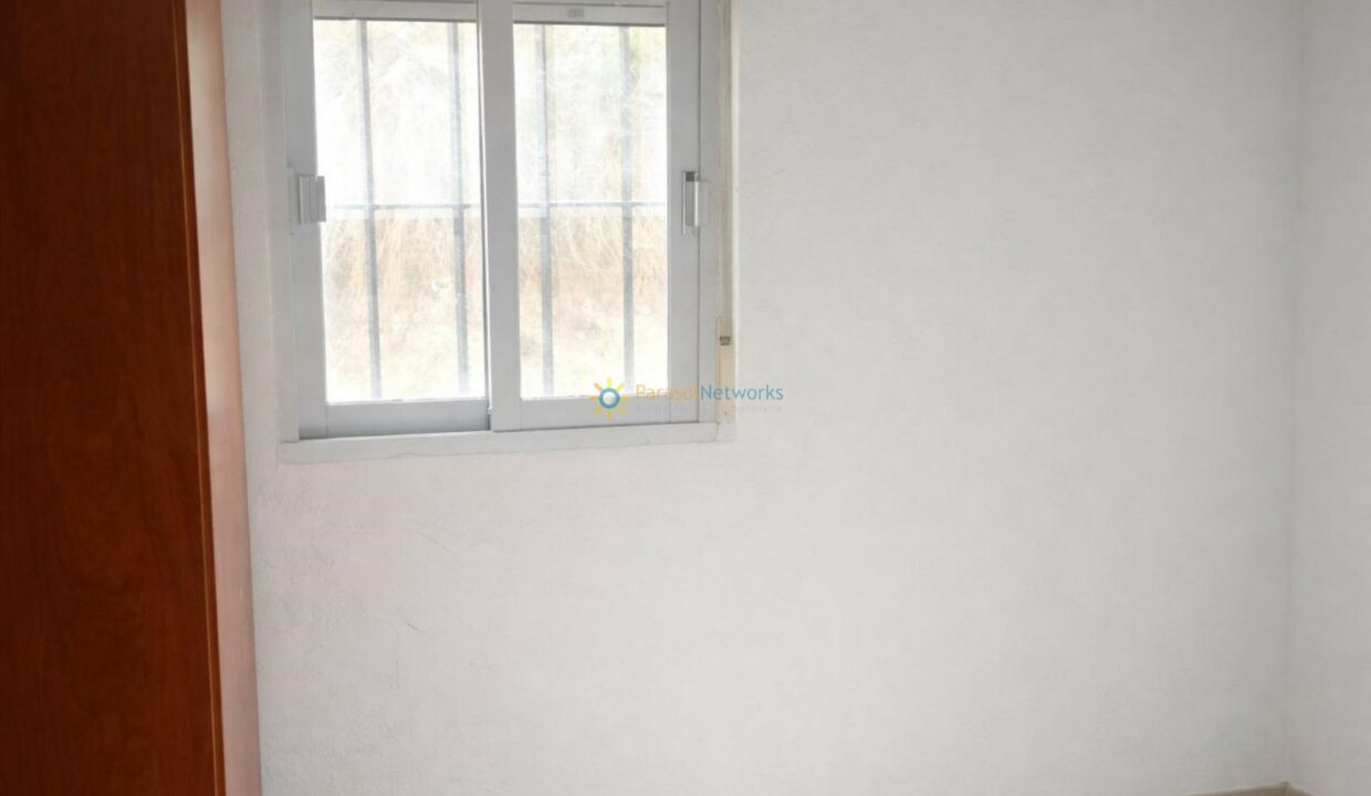 Ventana blanca y vista exterior desenfocada