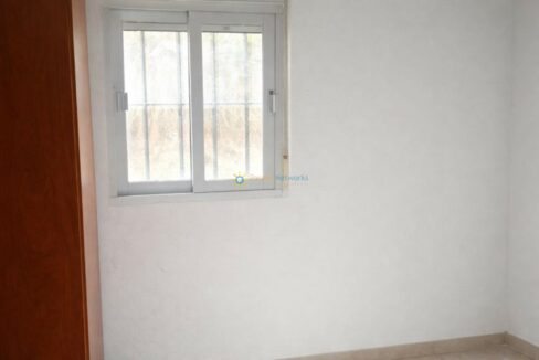 Ventana blanca y vista exterior desenfocada