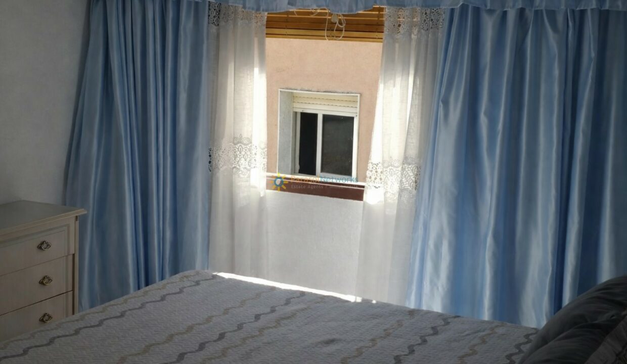 Ventana luminosa en dormitorio acogedor