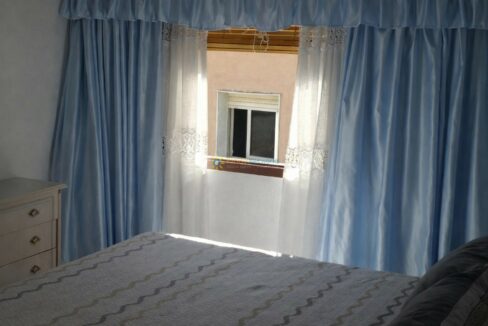 Ventana luminosa en dormitorio acogedor