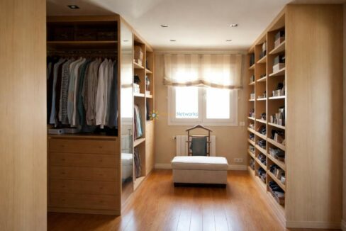 Vestidor espacioso y organizado(1)