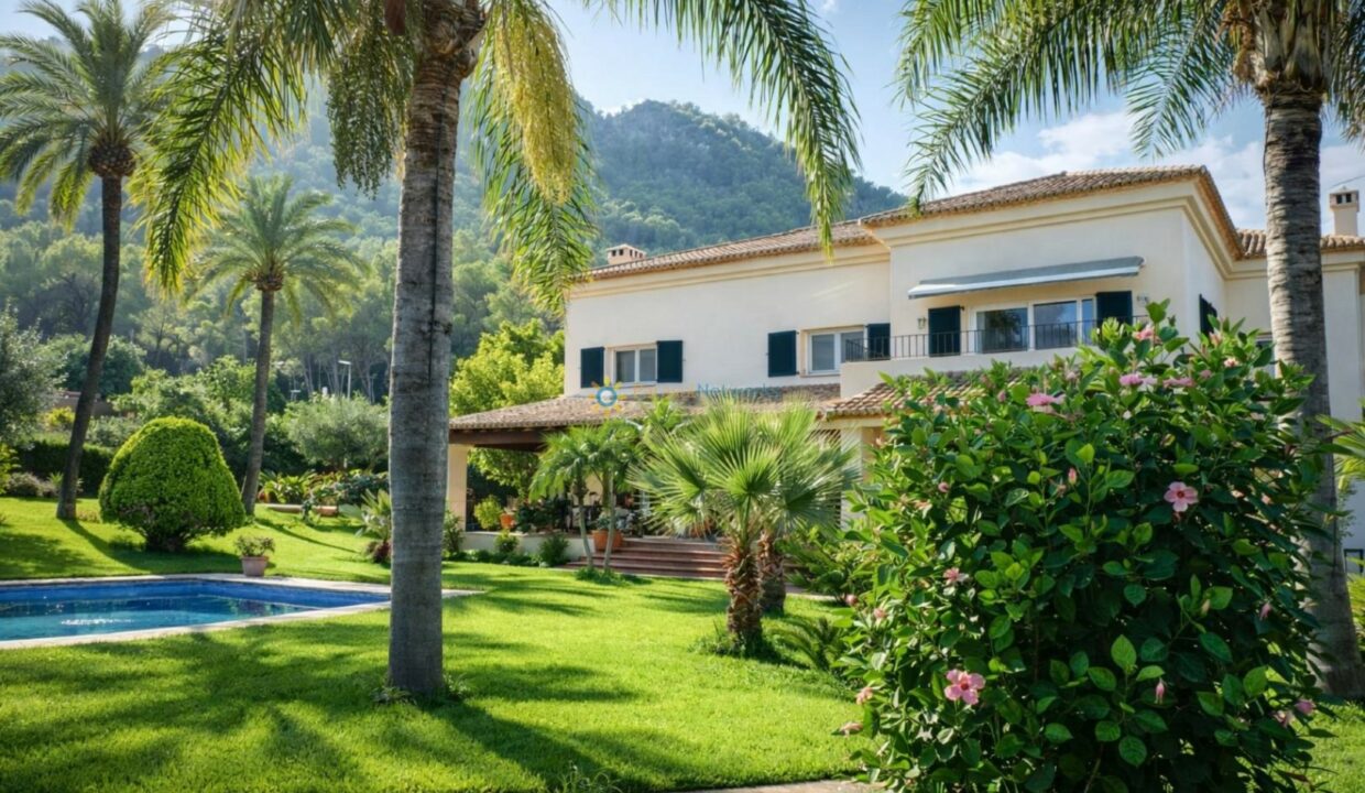 Villa mediterránea con jardín soleado