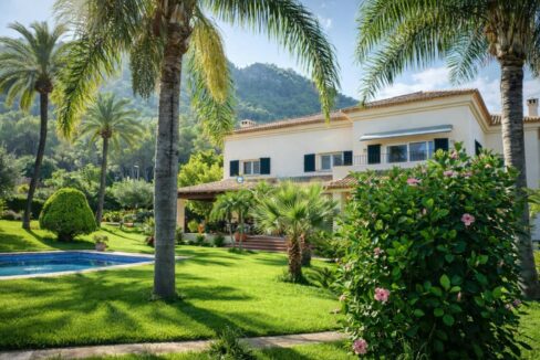 Villa mediterránea con jardín soleado