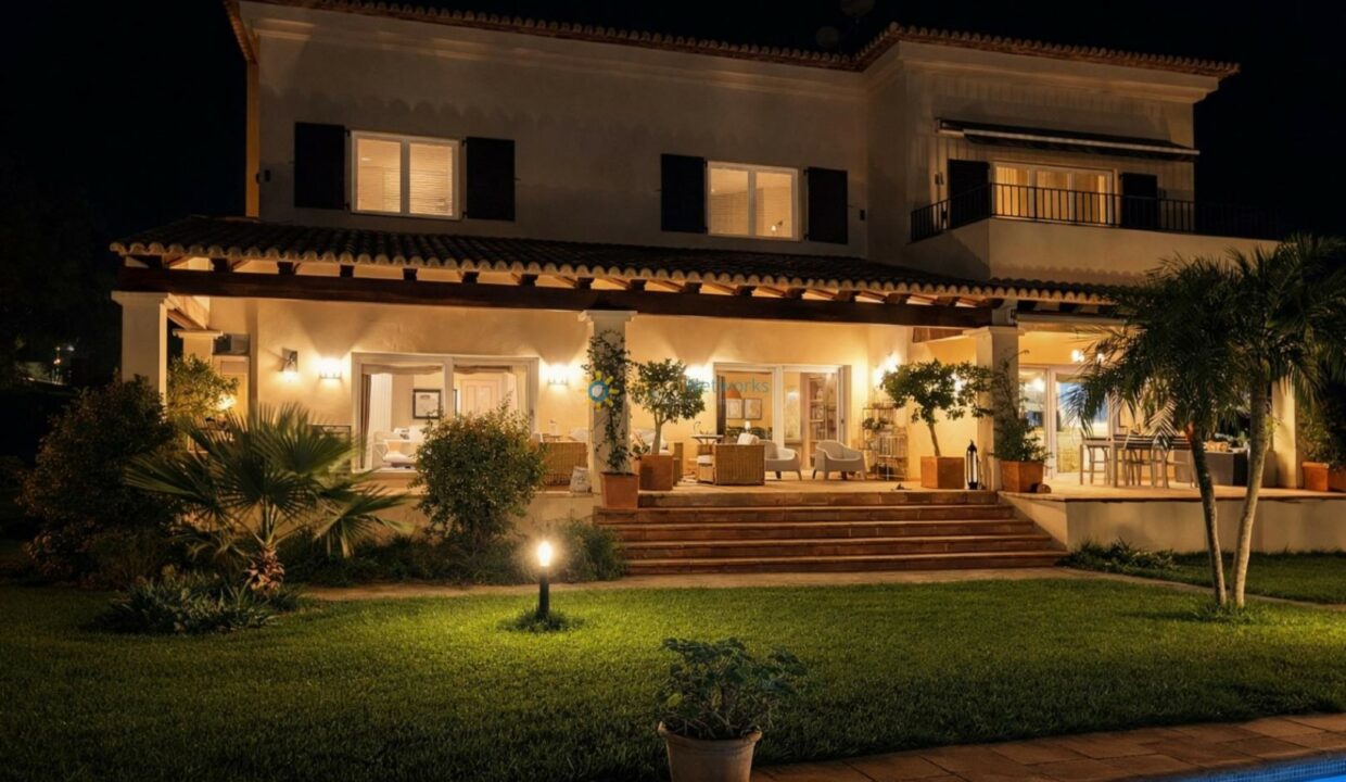 Villa mediterránea con piscina iluminada