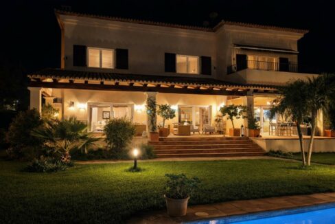 Villa mediterránea con piscina iluminada