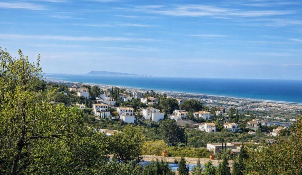 Villas blancas sobre colina mediterránea