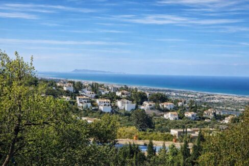 Villas blancas sobre colina mediterránea