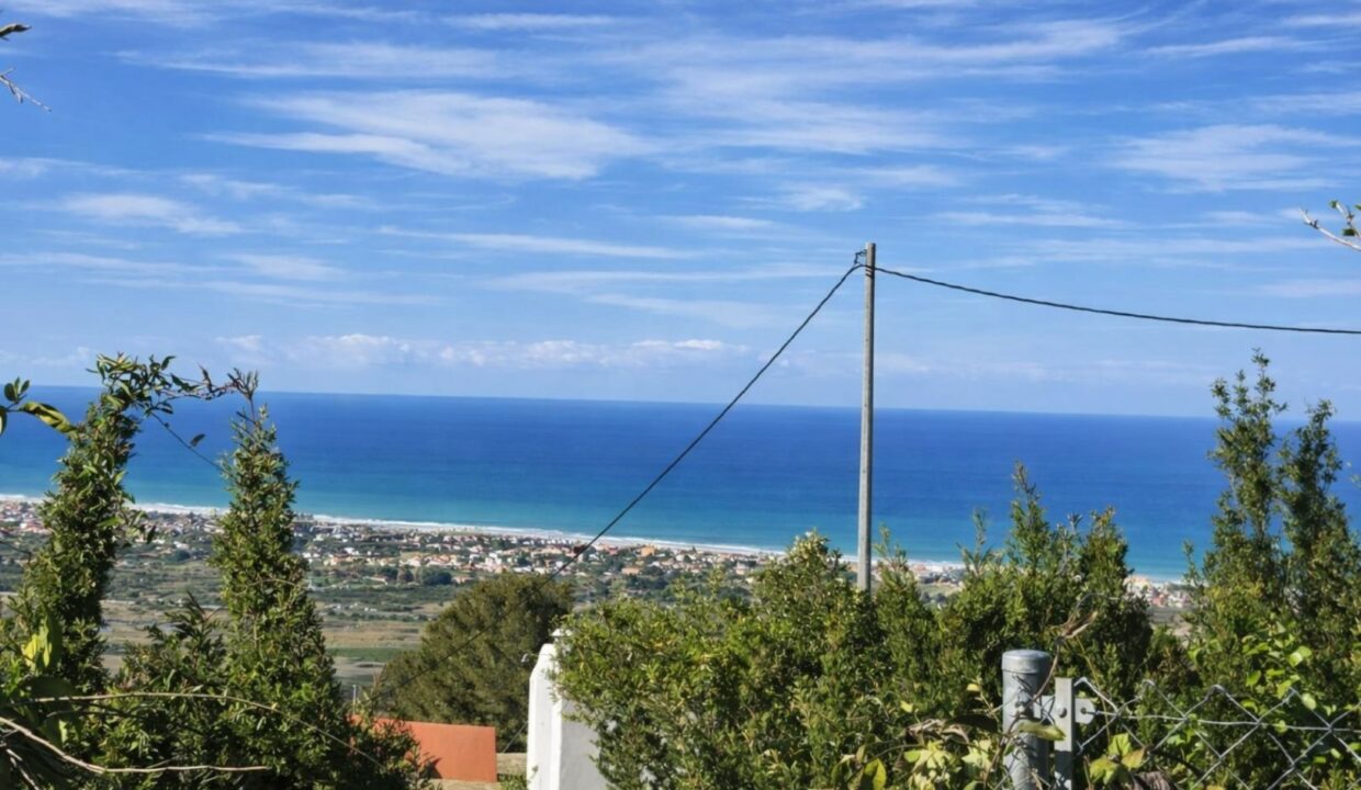 Vista costera con ciudad y mar