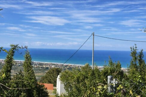 Vista costera con ciudad y mar