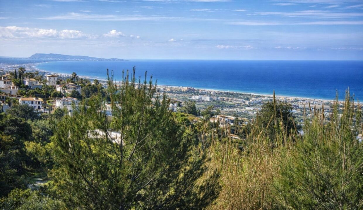 Vista costera mediterránea con viviendas blancas