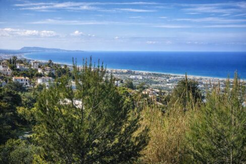 Vista costera mediterránea con viviendas blancas