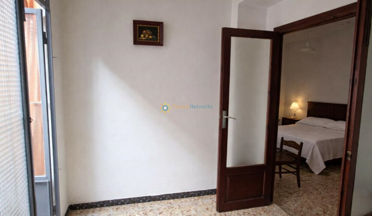 Vista de dormitorio minimalista iluminado